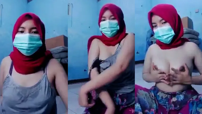 Bokep Indo Hijab Merah Remas Toket Live